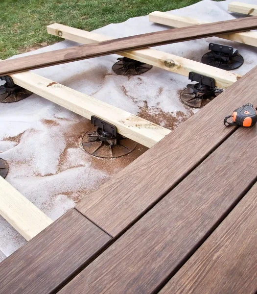 Construction d'une terrasse en bois de bambou, travaux d'aménagement dans la maison et à l'extérieur dans le jardin