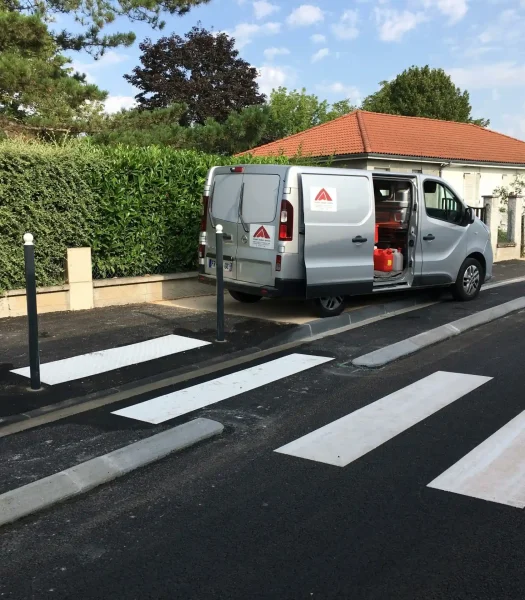 Pose mobilier urbain bornes potelets